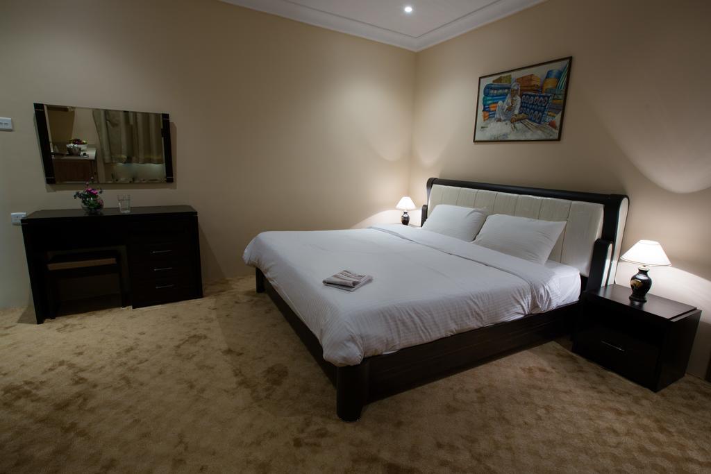 Sara Plaza (Adults Only) Aparthotel Kuwait City Room photo
