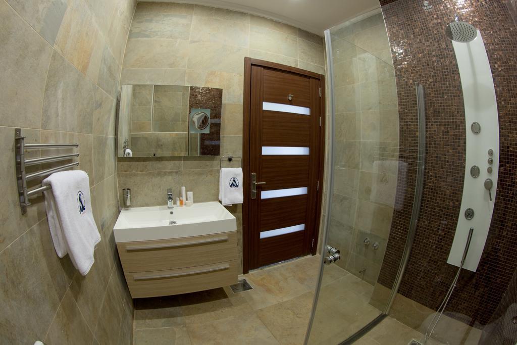 Sara Plaza (Adults Only) Aparthotel Kuwait City Room photo