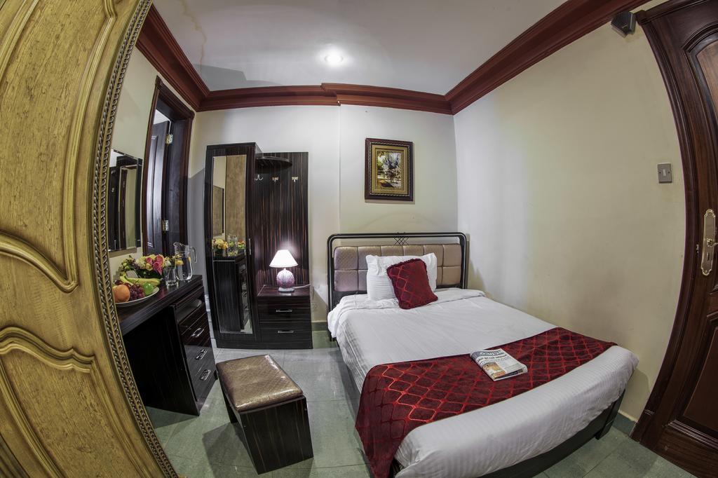 Sara Plaza (Adults Only) Aparthotel Kuwait City Room photo